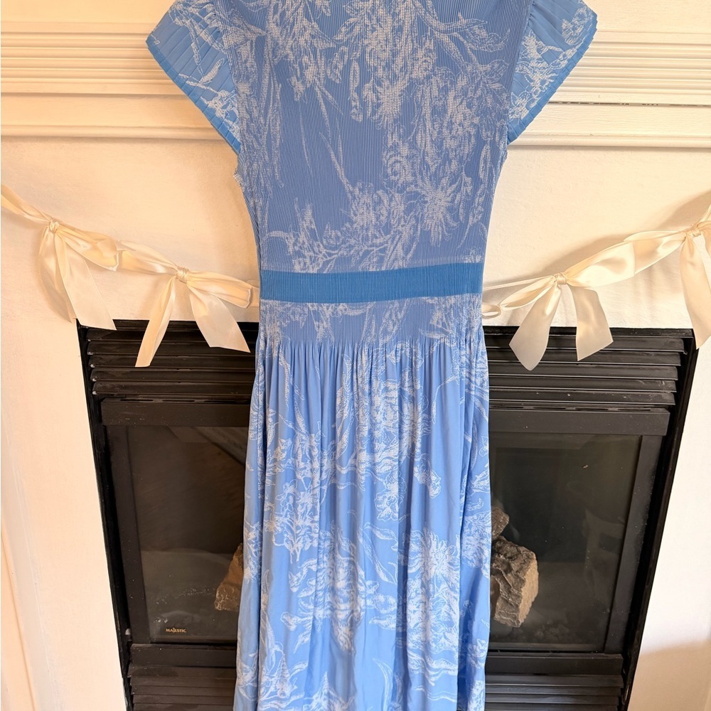 Current Air AUBREY MIDI DRESS WITH PLEATED DETAIL - LIGHT BLUE - Picture 7 of 8